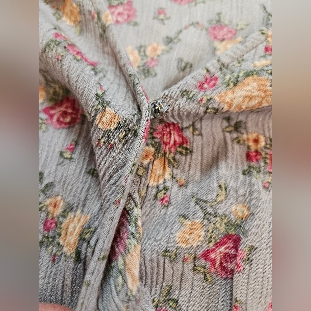 Mimi Chica Juniors Gray And Floral Shprt Sleeve V-neck Short Romper Size Large - Picture 6 of 16